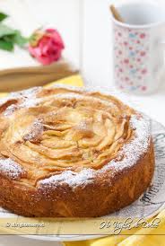 Prima di tutto, in una pentola capiente, scaldate il latte con vaniglia e metà dello zucchero indicato. Torta Di Mele E Mascarpone Ricetta Dolce