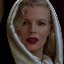 L'abbiamo conosciuta e amata in film cult come “9 settimane e mezzo”,  “Batman” nel ruolo di Vickie Vale, “8 Mile” e “L.A. Confidential”, e con  quest'ultimo vinse un Golden Globe e l'Oscar