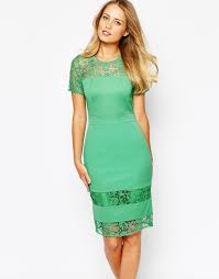 Vibrant and cheerful tones are preferred by those invited to weddings on the beach, particularly highlighting colors such as turquoise, fuchsia, yellow, coral pink, lilac, melon and mint green, among other options. What To Wear To A May Wedding Dress For The Wedding