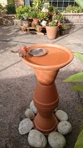 Bebedero Para Pajaros Facil De Hacer Y Que Les Facilita La Vida Vogelbad Garten Wasserleitung Garten Garten Deko