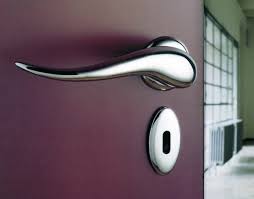 Model handle atau gagang pintu minimalis masih menjadi tren pada 2021 karena gaya rumah scandinavian kian populer seiring dengan interior handle pintu kayu dan kaca ala japandi. Inspirasi Desain Handle Kunci Pintu Rumah Minimalis Renovrumah
