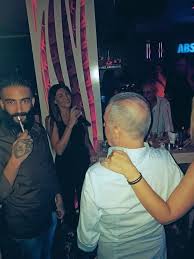 Η αγγελική ηλιάδη πήγε, όπως είναι γνωστό, στο νησί των ανέμων με τον αγαπημένο της σάββα ο σάββας την πιτσίλισε με το νερό και η αγγελική χαμογελούσε! Aytos Einai O 27xronos Neos Syntrofos Ths Aggelikhs Hliadh Eikona I Love Style