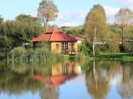 Guests can enjoy heated swimming pool and prepare their own meals in a kitchen. Camping Le Marqueval Hautot Sur Mer 4 Sterne Normandie Urlaub Frankreich