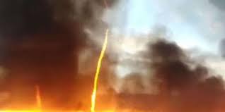 — reuters c'est la saison des incendies en californie.depuis vendredi, les flammes ont déjà ravagé plus de 120 km² de végétation dans l. Video Une Spectaculaire Tornade De Feu Observee En Angleterre