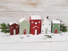 Weihnachten Haus Ornamente Set Von 5 Kleine Holzhauser Etsy In 2020 House Ornaments Christmas House Christmas Home