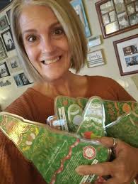 Note that we're in the rv full time, FAKE!💚🎄 I use to love real ones for  the smell though, not the mess🤪