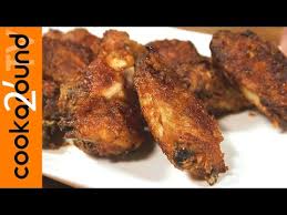 Fate marinare la carne per circa 3 in una casseruola fate scaldare 2 cucchiai di olio e rosolate le alette di pollo fino a quando la pelle risulterà dorata; Alette Di Pollo Piccanti Al Forno Youtube