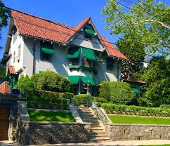 She was sitting on the subway, wearing lime green from head to. Stroll Bay Ridge S Blue Bloods Street Where Tom Selleck Lives