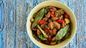 500 gram kerang hijau, cuci bersih; Kerang Dara Tumis Pedas Kemangi Aromanya Mengundang Moms