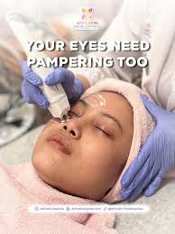 Kerutan halus di bawah mata bisa muncul lebih cepat dari yang kita kira.  Kenapa ya Darls?🤔 👉 Karena kulit area mata super tipis dan cepat  kehilangan elastisitas. Faktor lain: kurang tidur, screen