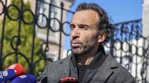 Le pianiste allemand Alexander Schimpf se produit à Os Agostos