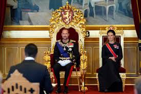 Jura Haakon VIII la Constitución y cientos de noruegos desfilan ante féretro de Harald V