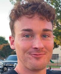 Dakota is not cute… I'm sorry but he gives me the ICK and the faces he  makes in photos are so cringey. 😬 I wonder what Brooklyn sees in him. I  don't