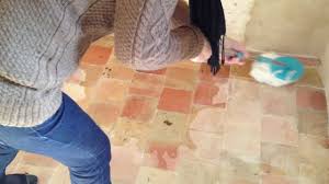 Certains vieux revêtements donnent pourtant du. Decaper Les Tomettes Apres Leur Pose Et Eliminer Les Voiles Blancs Youtube