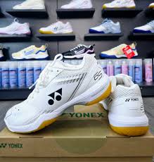 Giày yonex 65z3 trắng cam full size 38.39.40.41.42.43 65z3 xanh navy : 38  65z3 đen : 39 65z3 trắng 2024: 38.39 65z3 trắng bạch hổ: 42.43 Cfz : 41