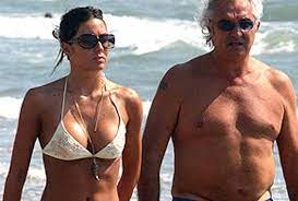 Originaria di soverato, in provincia di catanzaro, muove i suoi primi passi nel mondo dello spettacolo nel 1997 partecipando a miss italia.da allora inizia a calcare le passerelle, sfilando, tra gli altri, per armani e dolce e gabbana e ottiene alcuni ruoli sul piccolo schermo. Gf Vip Elisabetta Gregoraci In Lacrime Ecco Perche E Finita Con Briatore
