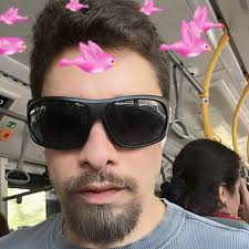 ☝️ “Ahora hay mucho plástico. Veamos si podemos limpiar todo antes de que  empiece a llover y todo este plástico acabe en el océano”, comenta en cada  uno de sus videos. 🌧️