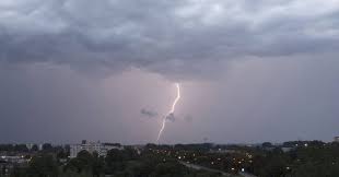 Heb je suggesties voor het plein onweer & bliksem?, laat het ons dan weten. Waarom Je Bij Bliksem Nooit Mag Douchen En 4 Andere Brandweertips Bij Onweer Binnenland Ad Nl