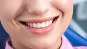 C'est à partir de l'âge de 6 ans qu'apparaissent les dents définitives, remplaçant petit à petit l'ensemble des dents de lait. Une Fillette De 11 Ans Arrache Sa Dent De Lait A L Aide D Un Arc Linfo Re Magazine Insolite