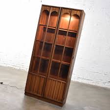 A curio cabinet is typically a tall piece of furniture. Keller Furniture Mcm Lighted Display Cabinet Bookcase Style Of Broyhill Brasilia Kent Coffey Warehouse 414