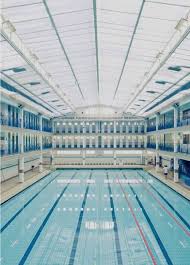 Revisez Vos Nuances De Bleu A La Piscine Pontoise A Paris Piscine De France Piscine Municipale Piscine