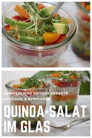 Quinoa Salat Im Glas Das Vegane Fitness Rezept Mit Avocado Und Aprikosen Fur Die Gesunde Sommerkuche Rezepte Quinoa Salat Fitness Lebensmittel