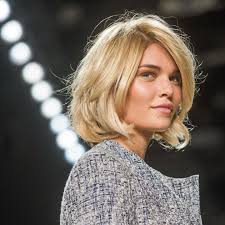 Er gehörte zeitweilig zu den beliebtesten frisuren und ist für jeden haartyp geeignet. Gestufter Bob Alles Rund Um Den Stufigen Bob Gala De