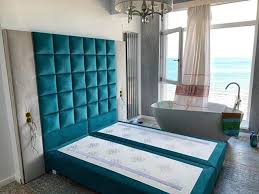 Patul, fiind cumva piesa de mobila simbolica a dormitorului, trebuie asezat in functie de cateva considerente in functie de care faci amenajarea camerei. Tu Cum IÈ›i AÈ™ezi Patul In Dormitor 6 Sfaturi Feng Shui Care Te Vor Ajuta SÄƒ IÈ›i Armonizezi Dormitorul Luiss Blog Exclusive Home Hotel Solutions Calitate Premium