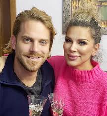 De ce nevasta secretarului de stat ilan laufer a fost pusa in fruntea uneia dintre companiile primariei bucuresti. Ilan Laufer A Dat Vestea Cea Mare SoÈ›ia Politicianului È™i Gemenii NÄƒscuÈ›i Prematur Se Intorc AcasÄƒ M Am Rugat Zilnic La Dumnezeu Wowbiz