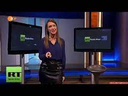 Aber ihr seid es ja nicht alleine, an jeder ecke werden wir mädels heute angeschrieen, von werbeplakaten, im internet, in modeblogs, bei youtube… Heute Show 2014 Carolin Kebekus In A Short Leather Skirt Youtube Series Movies Youtube Short Leather Skirts