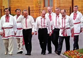 Один из героев ее полотна, петушок, в вышиванке, а не в косоворотке, как некоторые утверждают. Putin V Vyshivanke V Socsetyah Nashli Arhivnoe Foto Prezidenta Rossii Novosti Bigmir Net