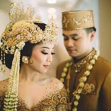 Jasa rias pengantin elly sudah berdiri kurang lebih sekitar 23 tahun sejak tahun 1997, di jasa rias pengantin elly ini menawarkan berbagai macam model riasan mulai dari model sunda, jawa, india, dan lain sebagainya. 3 Tips Memilih Rias Pengantin Terbaik Dan 13 Macam Modelnya