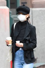 Katie holmes' relationship with her chef boyfriend emilio vitolo is reportedly on the rocks. Katie Holmes Wears Wide Leg Jeans And A Mod Inspired Newsboy Cap
