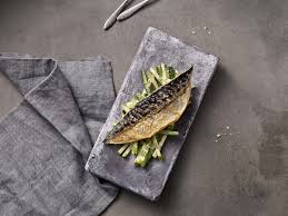 Con fresco cetriolo, aceto balsamico e tante profumate erbe aromatiche. Sgombro Su Insalata Con Cren Al Cetriolo E Mela Bora