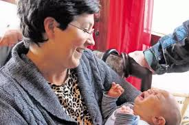 Der kleine Mino kommt im Schlauchboot zur Welt