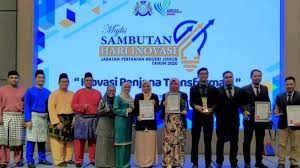 Pegawai sprm membawa ketua penolong pegawai daerah (kiri) ke mahkamah untuk mendapatkan tahanan reman bagi membantu siasatan sprm berhubung kes rasuah membabitkan wang sebanyak rm23,500 di mahkamah majistret johor bahru. Pejabat Pertanian Daerah Batu Pahat Home Facebook