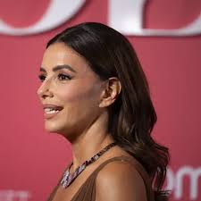 Clara Cervera, maquilladora, advierte: "El clásico ojo envuelto de raya  arriba y abajo potencia la caída de párpado y enfatiza la mirada cansada"