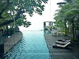 Kolam Renang Yang Diapit Hotel Dan Apartemen Picture Of Golden Tulip Balikpapan Hotel Suites Tripadvisor