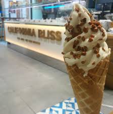 Ode A La Bretagne Avec Ce Frozenyogurt Caramel Beurre Sale Parseme D Eclats De Noisette Pralinee Frozen Yogurt Ice Cream Yogurt