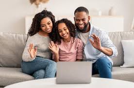 Онлайн общение. улыбающиеся афроамериканские мужчина, женщина и девушка  общаются в цифровом видеочате с друзьями или семьей с помощью ноутбука,  машут веб-камере, сидят на диване в гостиной | Премиум Фото