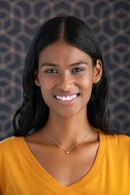 Felice giovane donna con gli occhiali — Foto stock di © ridofranz #249718638