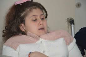 Eğitimini evde sürdüren omurga hastası Rabia, öğretmen olma hayaliyle  çalışıyor