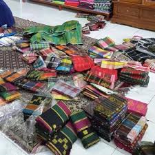 Diperkirakan sekitar 18 ribu warga wajo, sulsel akan tumpah ruah dengan mengenakan pakaian adat dan sarung berbahan dasar sutra khas lokal. Fakta Menarik Seputar Kain Sutra Bugis Hingga Filosofi Yang Terkandung Di Dalamnya