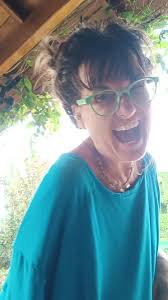 💐Que la poesía nunca deje de acompañarnos, y que las ganas de imaginar lo  que cabe en nuestras manos, no deje de asombrarnos., 🍀Nunca dejemos de  jugar con las palabras, con las manos, con las ventanas ...