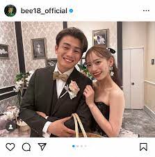 日本代表FW上田綺世 昨年2月結婚の美人妻との挙式報告 幸せいっぱいのツーショット披露に「綺麗すぎ」― スポニチ Sponichi Annex 芸能