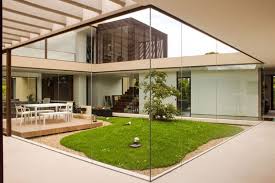 Jardin Interieur Mis En Valeur Par Les Baies Vitrees Une Maison Design En U Plantes Plantesvertes Architecture Moderne Maison Avec Patio Jardin Interieur