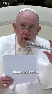 « Vous savez quel est le geste que la #Vierge fait toujours ? » La question  d'une dame âgée qui a surpris le pape François #Jésus #Marie