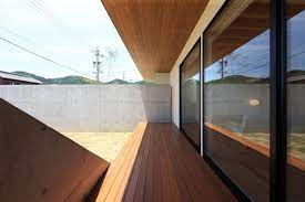 薄く深い軒がつくる 水平ラインの美しい平屋 ビルトインガレージ付 平屋 寄棟 外観 モダンな間取り 家