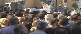 Συγκινητικά ήταν τα όσα έγιναν σε μια κηδεία στις ράχες φθιώτιδας, όπου ο σκύλος του θανόντος πήδηξε μέσα στη νεκροφόρα, ενώ την ώρα της λειτουργίας στεκόταν έξω από την πόρτα του ναού! F8iwtida Skhnes Arxaias Tragwdias Sthn Khdeia Twn Adelfwn Eikones F8iwtida Ant1 News