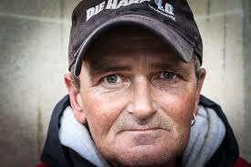 Big Issue seller's message to the people who tut and tell him to 'get a  job'